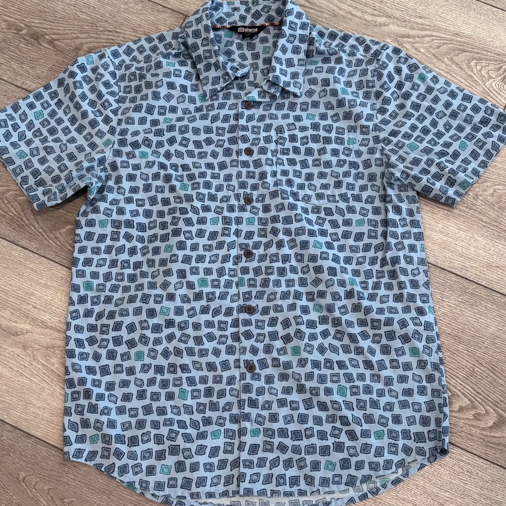 Sherpa Adventure Gear Button Down Shirt Mens Medium Blue Geometric Hiking Casual